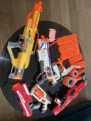 Insgesamt Fünf Nerf Pistolen und Gewähre-mit Magazin-Munition(Siehe Fotos)