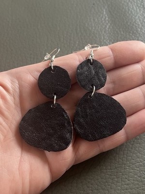  Handgefertigte schwarze Echtleder Ohrhänger leichter Statement Schmuck