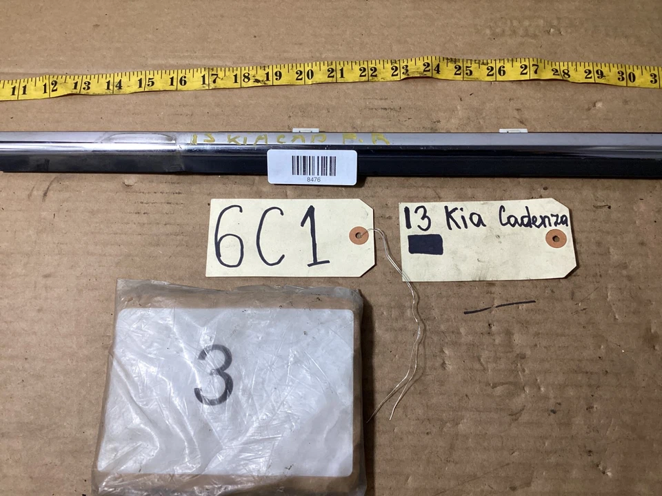 Kia Cadenza 2013-2016 moldura de umbral de ventana de puerta lateral del pasajero delantero derecho OEM. Foto 4 de 4