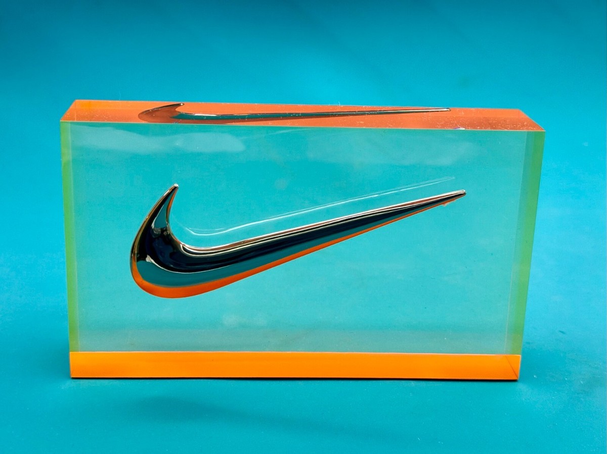 NIKE ディスプレイ看板 ✓ NEW AND RARE NIKE SWOOSH LOGO PLAQUE VISION 2005 ACRYLIC