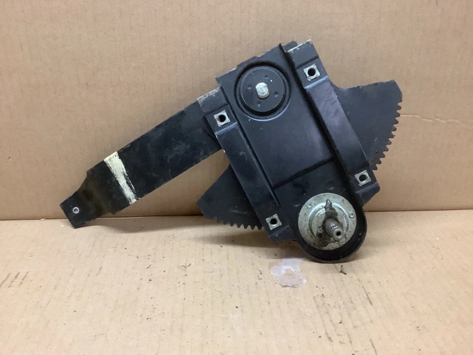 Ford Galaxy 500 1965 2 puertas Fastback pasajero derecho cuarto ventana regulador Foto 2 de 2