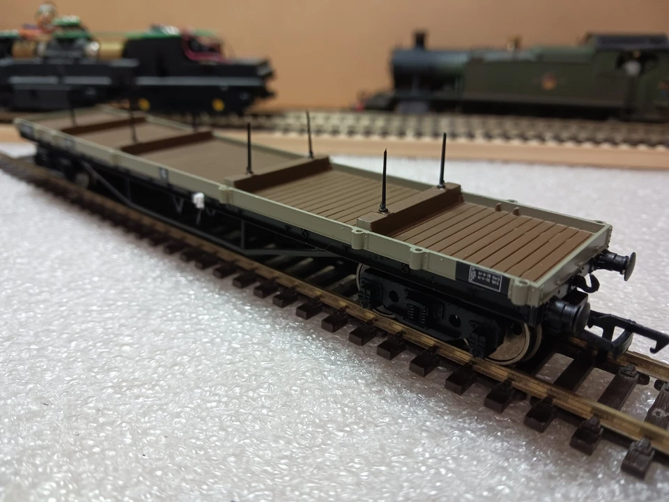 Bachmann 33-856D 30T BR Grey Bogie Bolster Wagon Complete Boxed OO Gauge - Image 2 of 4