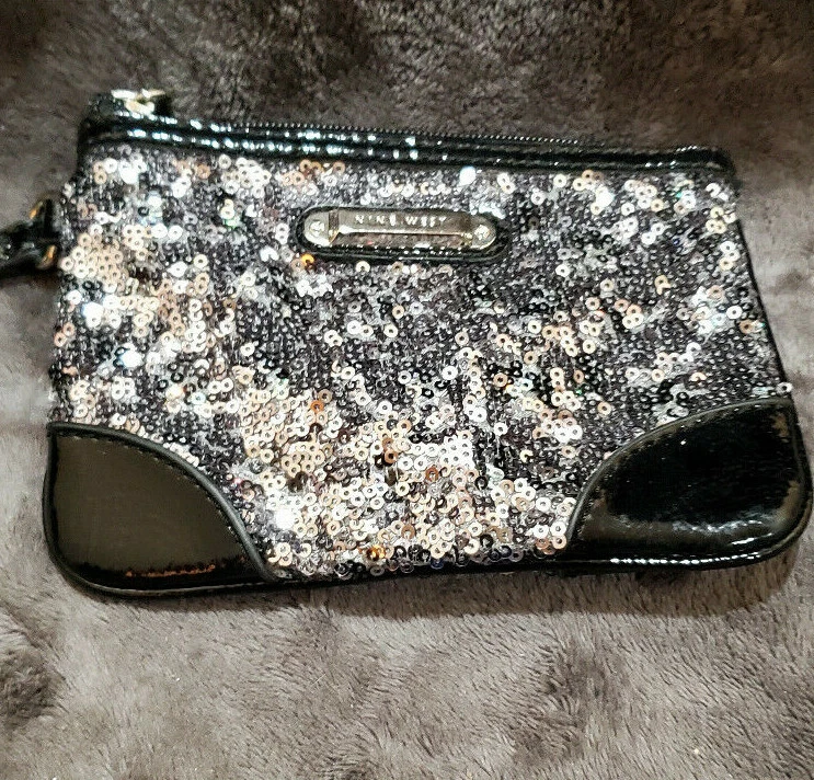 Cartera de muñeca Nine West con cuentas negra y plateada Foto 2 de 4