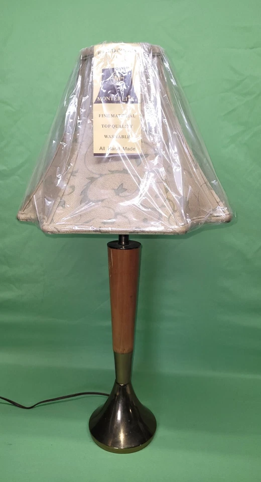 Lámpara de mesa danesa de madera de latón y teca de mediados de siglo de colección pantalla Monterlite Foto 4 de 4