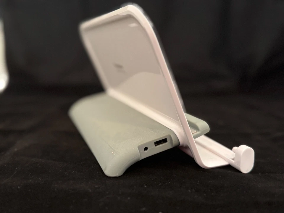 Brookstone Soporte Universal para Tableta con Teclado Inalámbrico, Bluetooth, ¡Espléndido! Foto 3 de 4