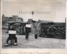 1948 Press Photo Pickets guard entrance of Wilson Co. meat plant in Minnesota