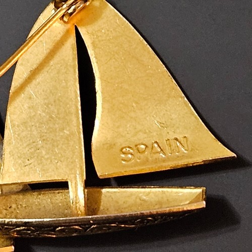 Nautical Damascene Sailboats Brooch Pin Detailed Made in Spain Vtg Goldtone - Picture 5 of 10