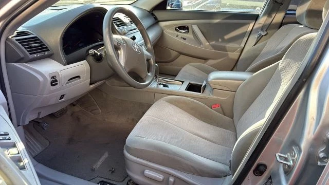 Toyota Camry LE 2010 sedán 4P Foto 4 de 4