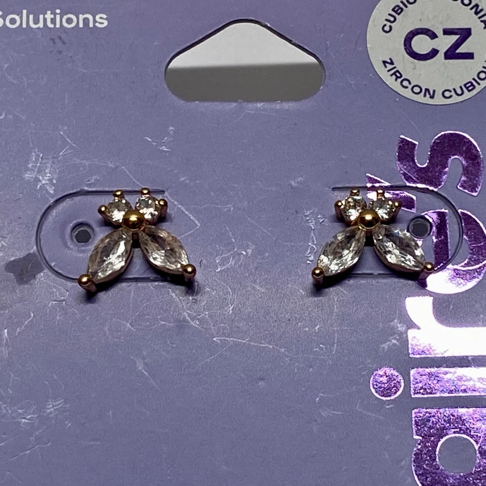 Juego de aretes de circonita cúbica Claire's Sensitive Solutions diseño floral de hojas Foto 4 de 4