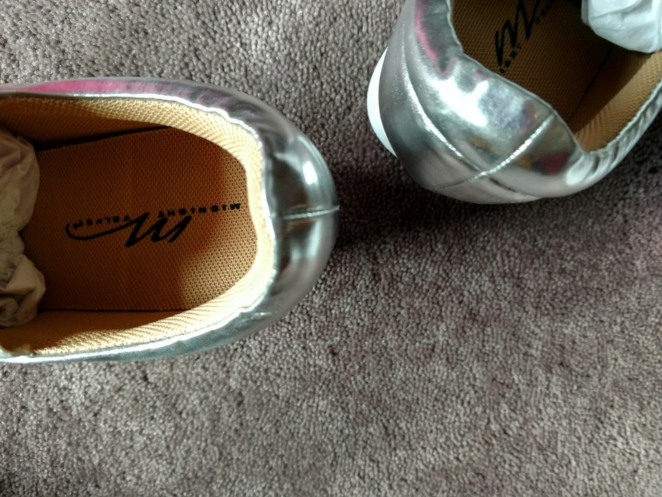 Zapatos Tenis Deportivos Acolchados Terciopelo Medianoche Sin Cordones Parte Superior Alta NUEVOS NUEVOS EN CAJA Talla 8M Plateados Foto 4 de 4