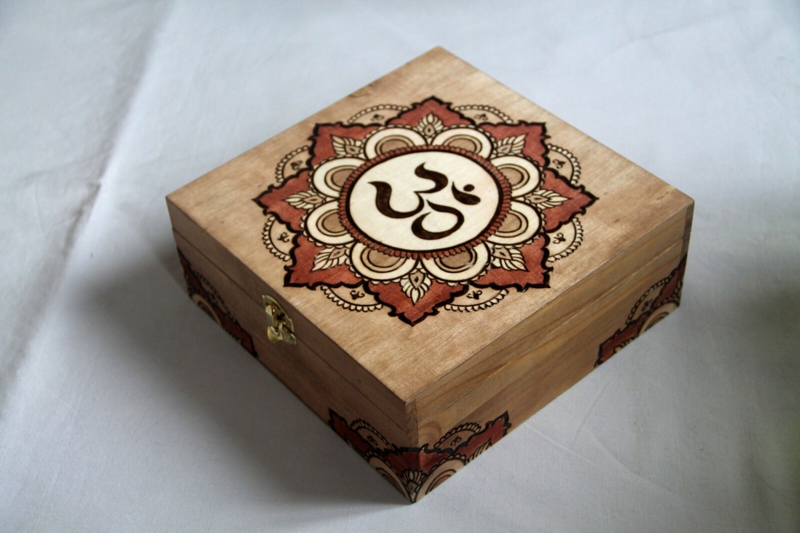 Coffret en bois gravé mandala boite à compartiments zen en hêtre massif 25x20 cm