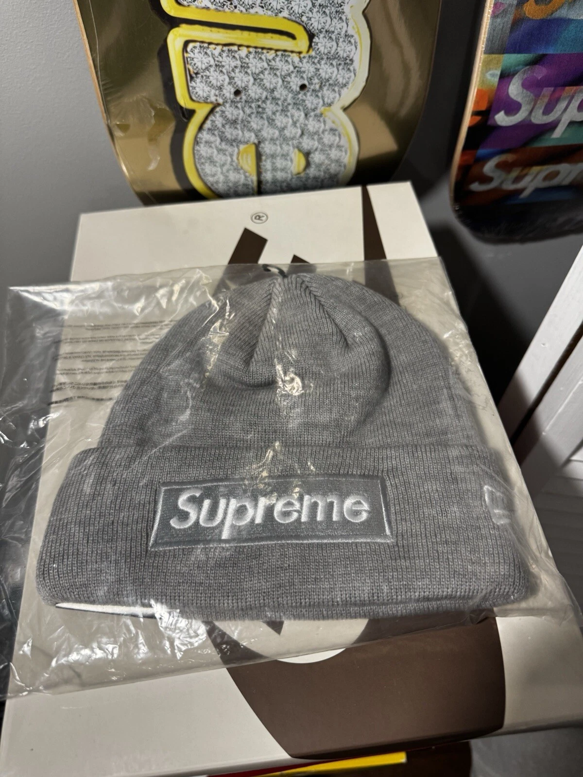 Supreme FW24 New Era boîte logo brodé bonnet gris taille unique neuf EN MAIN