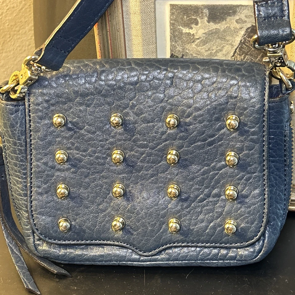 Сумочка через плечо Rebecca Minkoff темно-синяя шагреневая кожа с заклепками расширяемая - Изображение 2 из 4