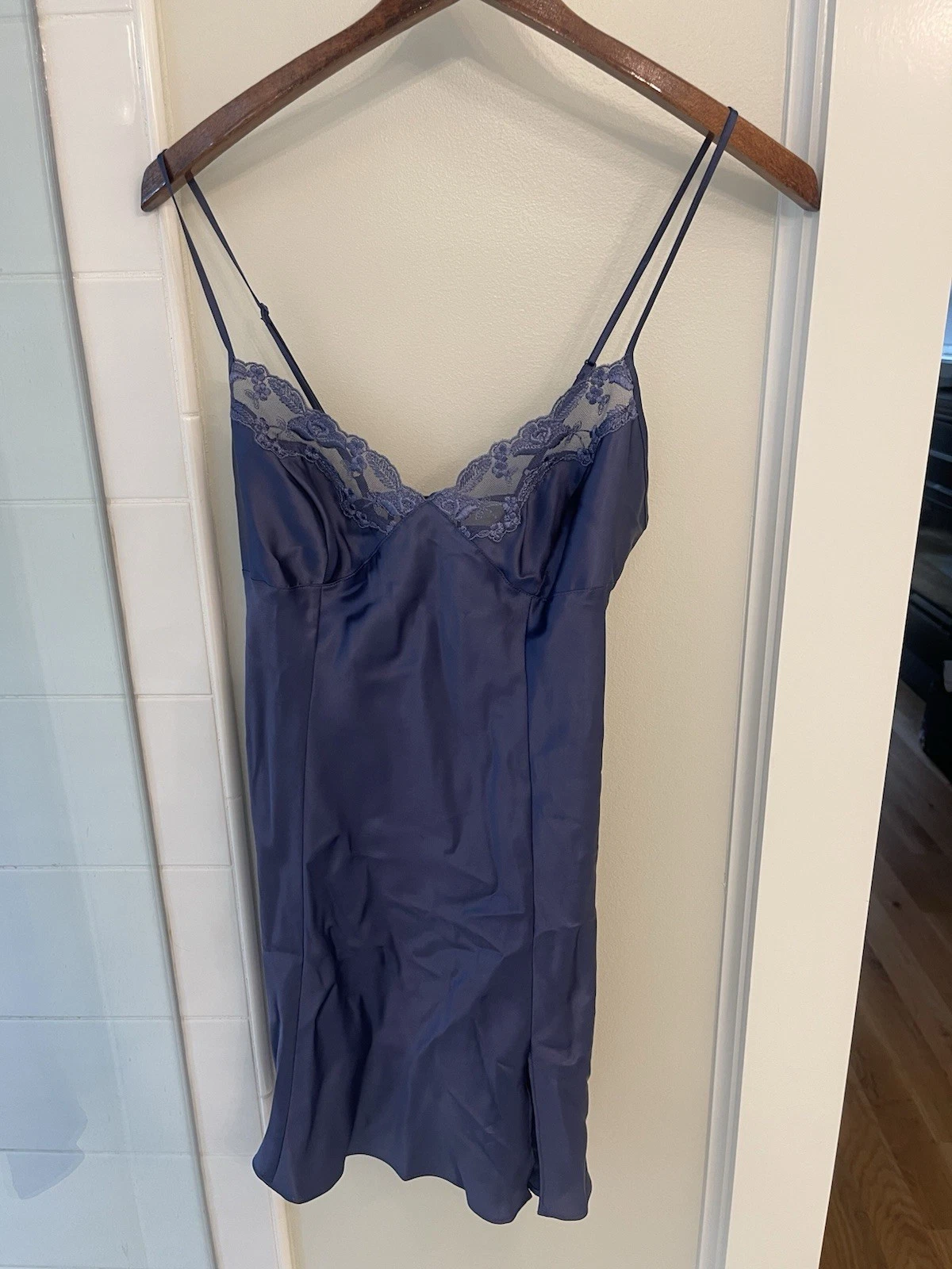 UNDERCOVER Abito slip Victoria Secret blu nuovo con etichette in raso e pizzo con orlo M Y2K