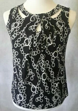 NINE WEST BLACK AND WHITE CHAIN PRINT TOP WITH CUT OUT DETAIL SIZE MEDIUM