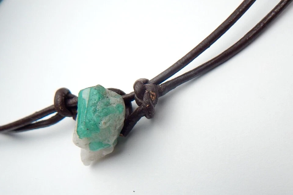 Esmeralda Colombiana Berilo Mineral Crudo con Cristales Cuero de Vaca Mina Muzo Foto 2 de 4