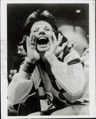 1976 Press Photo Billie Jean King cheers on teammates in match