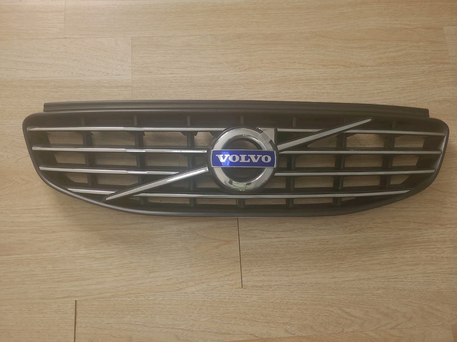 2014-2017 VOLVO XC60 FRONT UPPER CHROME GRILLE OEM VERY NICE