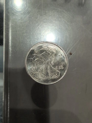 1 coin  1/4 Troy Ounce .999 Fine Silver Walking Liberty ￼￼