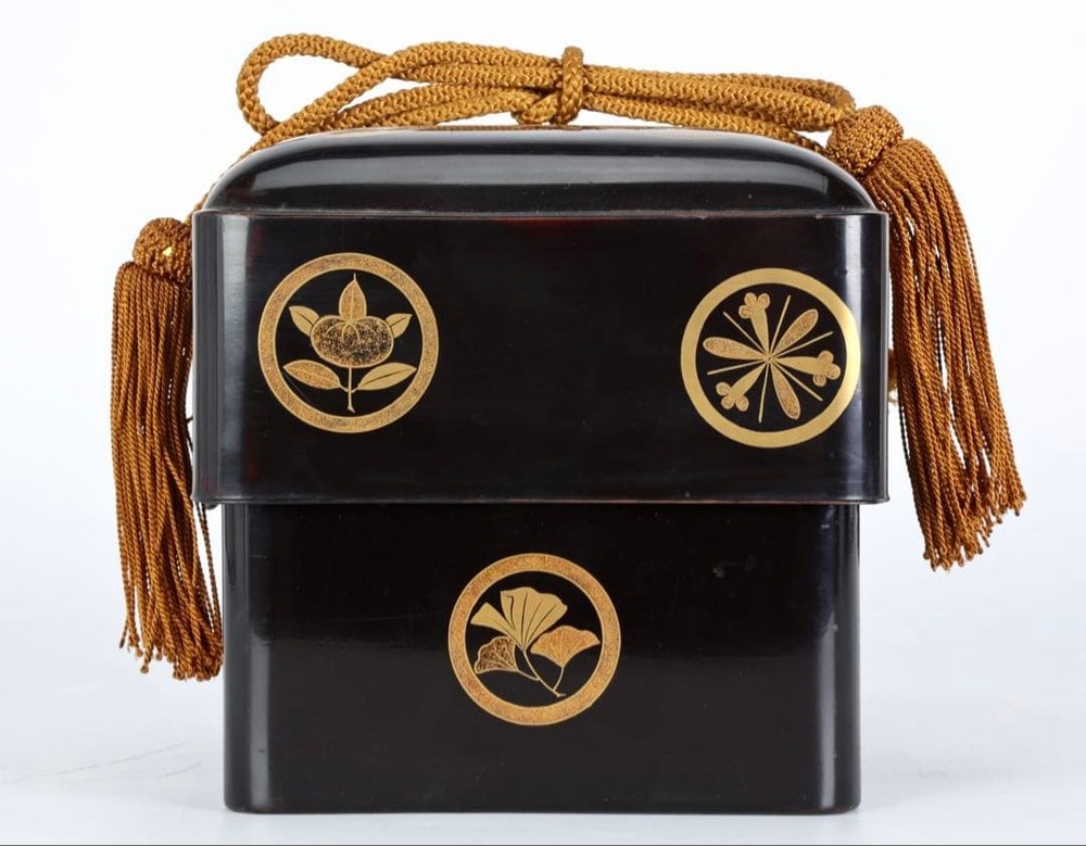 Jubako Bento Box Japanese Period piece lacquered black lacquer family crest maki
