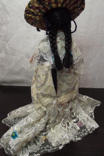 Muñeca de recuerdo mexicana vintage de 8" - vestido tradicional, sombrero de paja - Imagen 4 de 7