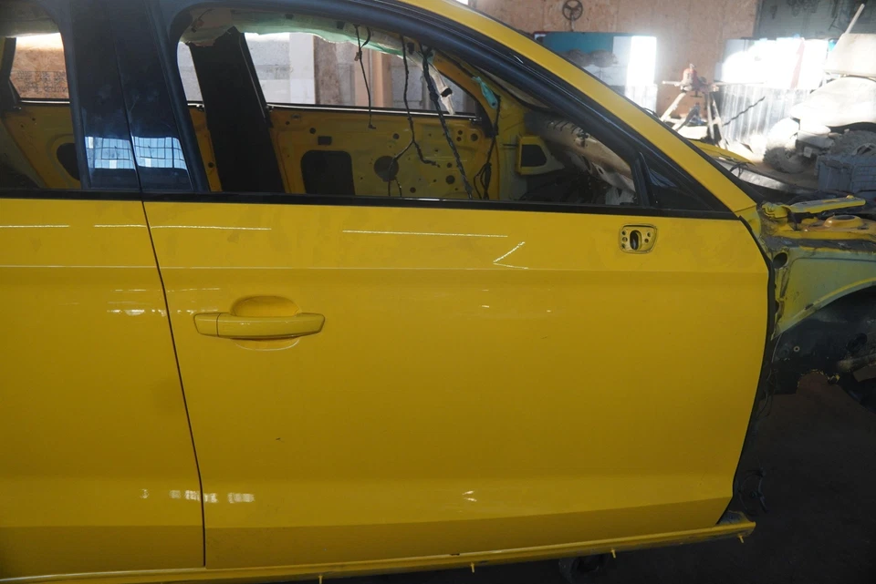 Front Right Passenger Door Shell Vegas Yellow 8V5831052B OEM Audi S3 A3 2015-20 Foto 2 de 4
