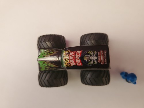 Hot Wheels Monster Jam Grave Digger 1:64 Loose with Stunt Man figure - Picture 4 of 5