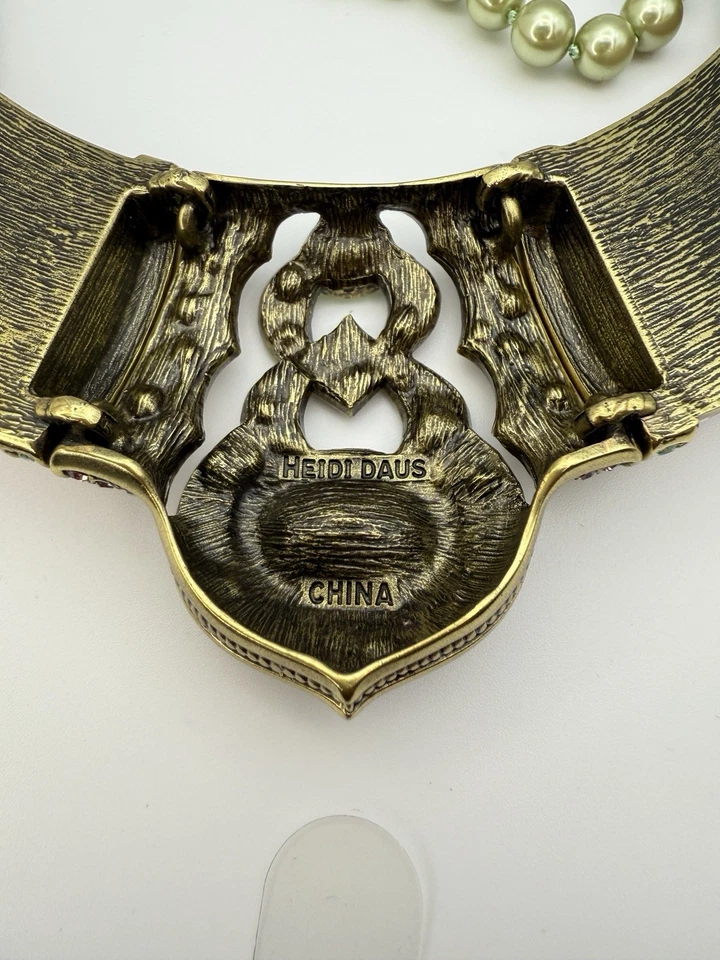 Ожерелье нагрудник из бисера хрусталя и смолы HEIDI DAUS «Фирменный акцент» - розовое - Изображение 3 из 4