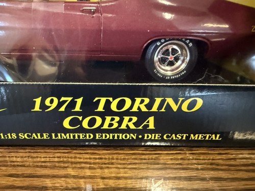 American Muscle Ertl Collectibles 1971 Torino Cobra Granate 1:18 - Imagen 3 de 14