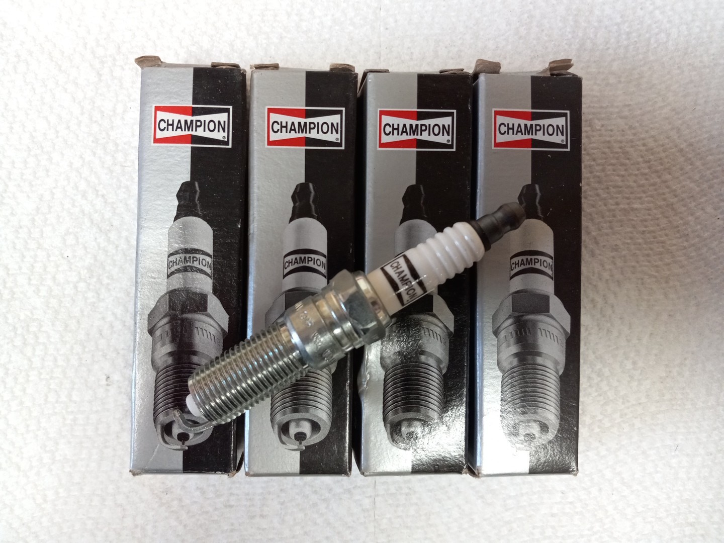 New Lot of 4 Champion Copper Plus Spark Plugs 7032