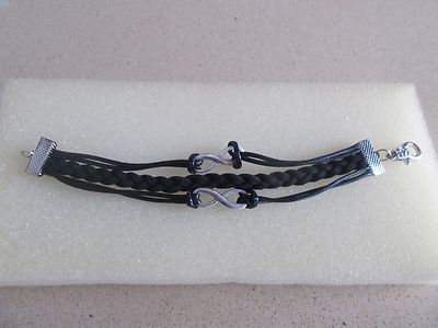PULSERA CON TRES CORDONES EN NEGRO Y SIMBOLOS DEL INFINITO (NUEVA).