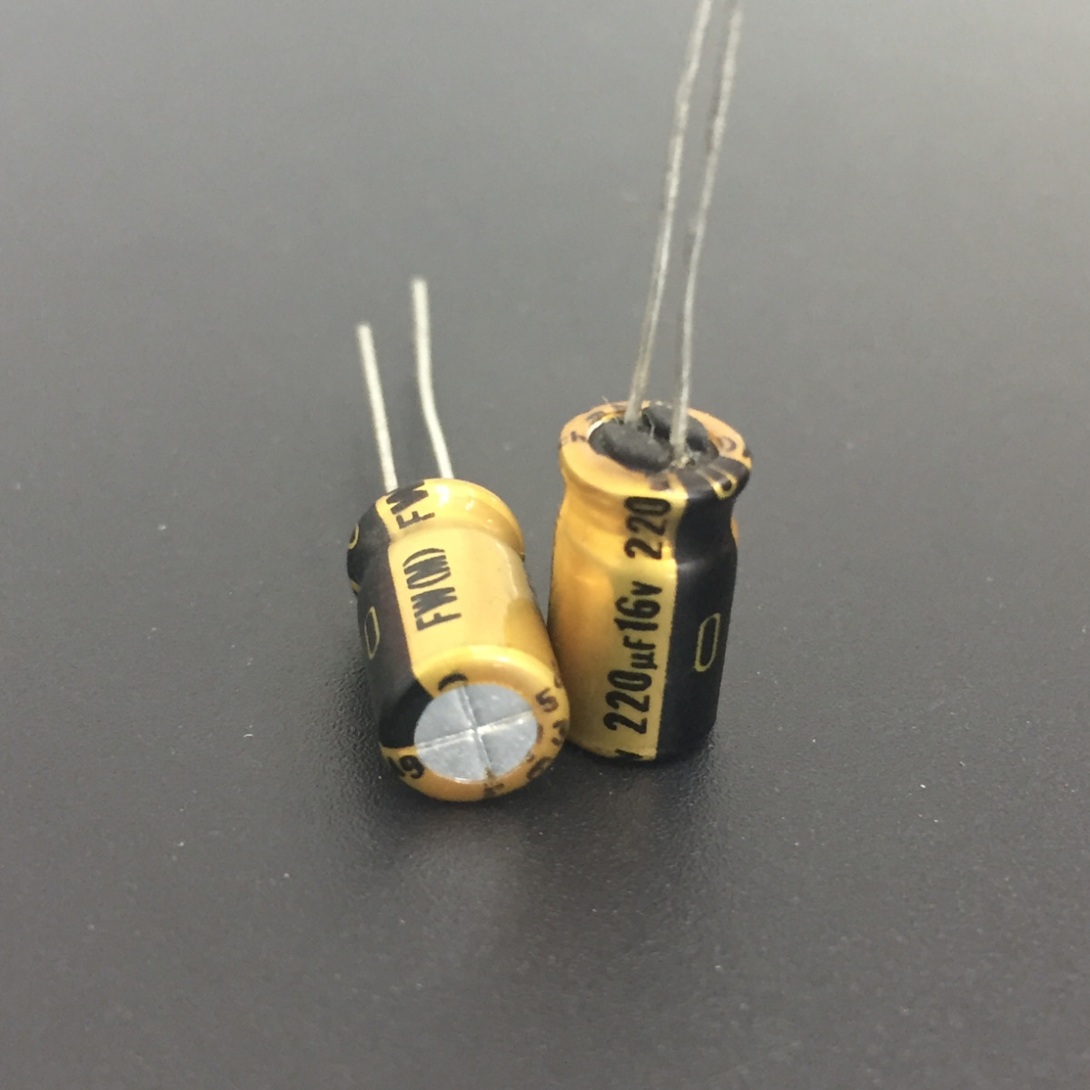 NICHICON KW Condensateur Électrolytique Audio 50V 100µF NICHICON KW Condensateur Électrolytique Audio 50V 100µF