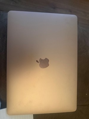 selling my Rose Gold 2020 MacBook Air.