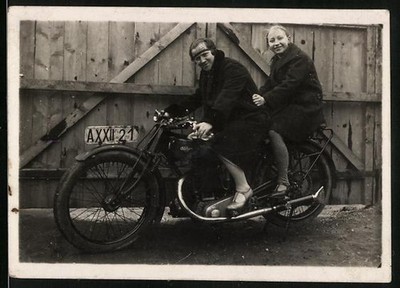 Fotografie Motorrad Calihope, Frauen auf Krad sitzend, Kennzeichen: AXXII21 