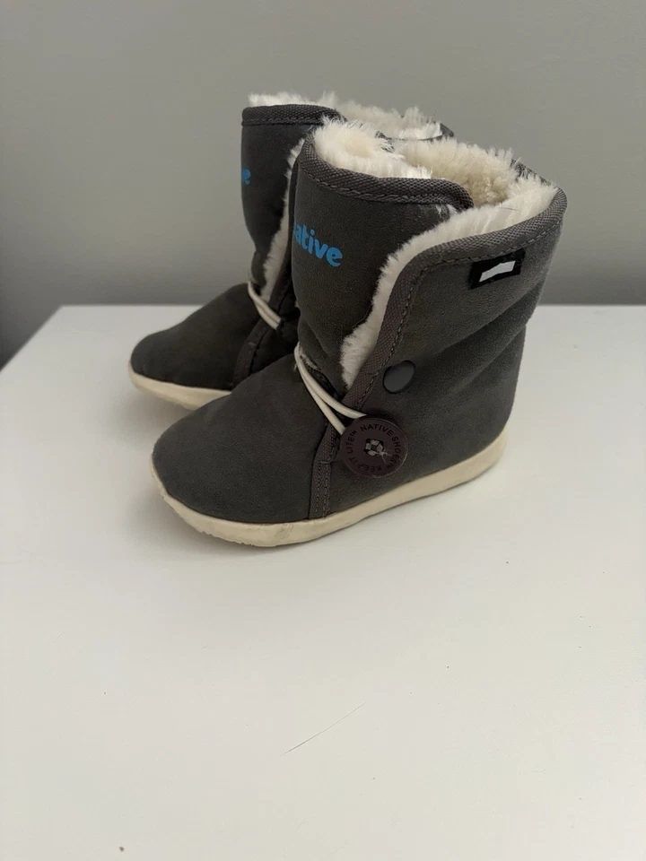 Botas NATIVAS AP Luna Gris Niño Pequeño Niños Cálidas Invierno Botas para Nieve 6T EE. UU. / 22 EUR Foto 4 de 4