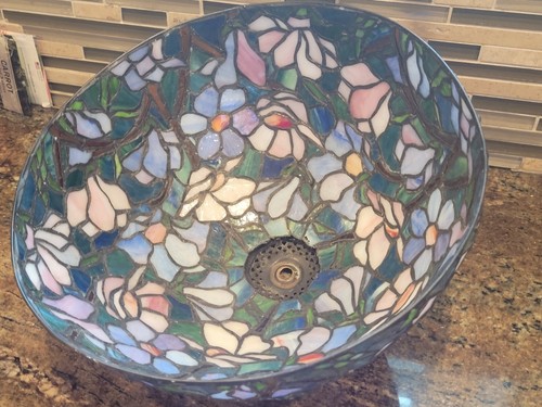 18 Inch Tall Table Lamp Tiffany Style Stained Glass Shade Floral Pattern & Base - Picture 6 of 7