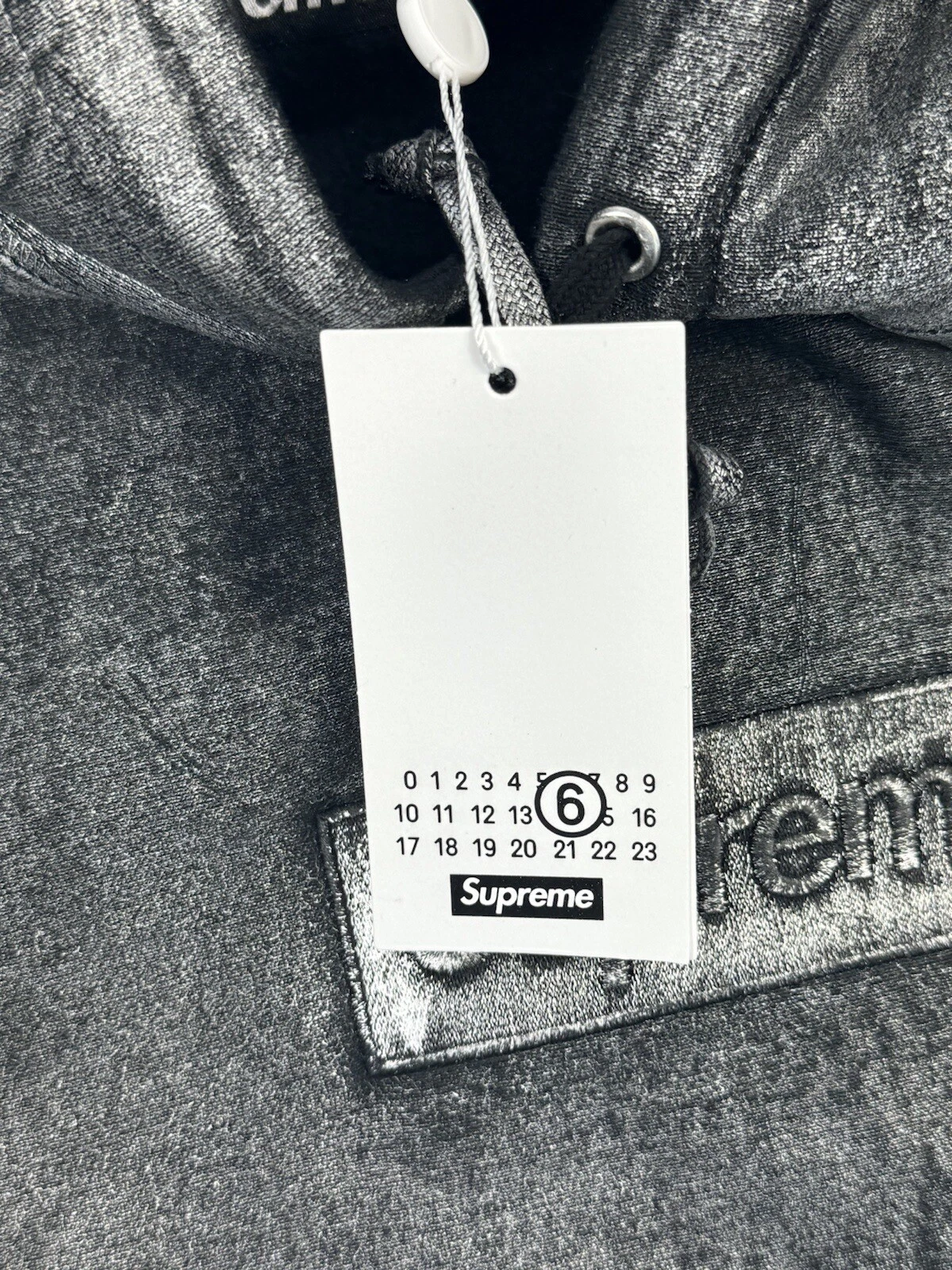 FELPA CON CAPPUCCIO SUPREME X MM6 SCATOLA IN LAMINA CON LOGO TAGLIA: XL