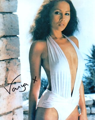 VANYA SEAGER 007 JAMES BOND AUTHENTISCHES AUTOGRAMM ALS POOL GIRL IN FYEO 10-8 COA