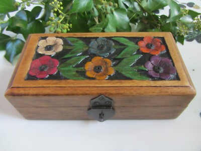 Blumenkasten aus Holz geschnitzt