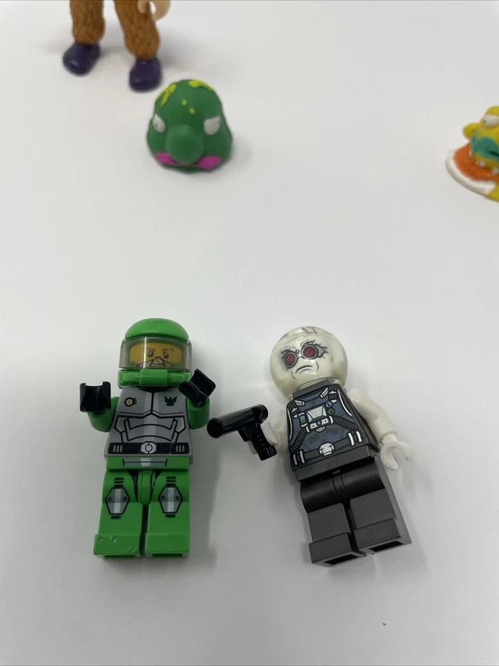 Lote Lego Chuck Stonebreaker Minifigura 30231 con Lego Mr. Juguetes aleatorios Freeze $ Foto 2 de 4