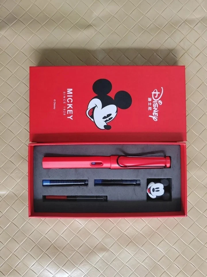 RARA NUEVA PLUMA ESTILOGRÁFICA DISNEY MICKEY MOUSE CON CONVERTIDOR Y RECARGAS REGALO Foto 3 de 4