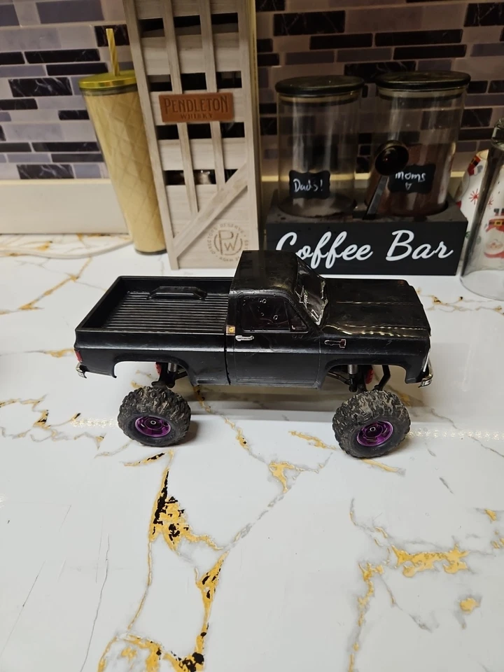 Traxx hi trail Chevy 1/18 scale crawler black - Image 3 of 4