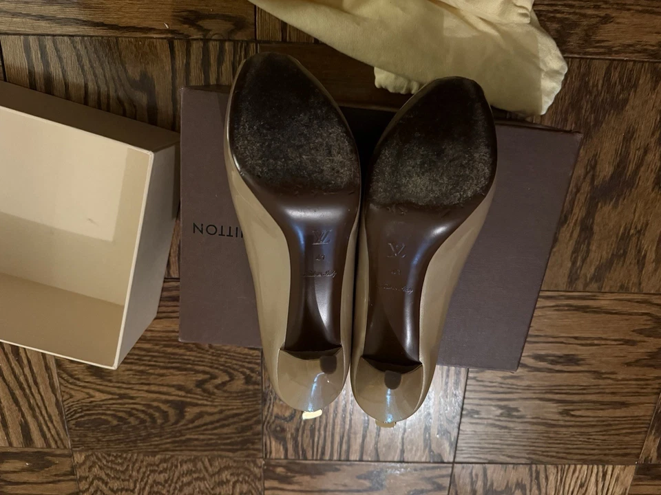 Zapatos de salón Louis Vuitton para mujer de charol con puntera abierta en beige talla 41 LV candado Foto 4 de 4