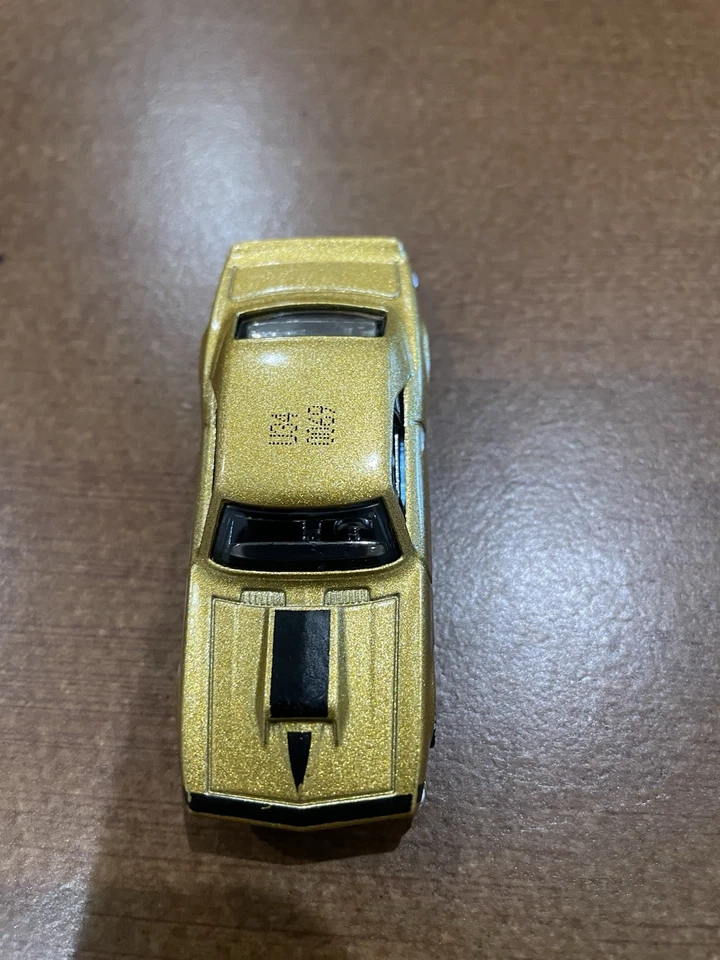 HOT WHEELS 2025 PROTOTIPO DI FABBRICA COLORE CORSA 67 CAMARO ORO/VERI PILOTI - Immagine 4 di 4