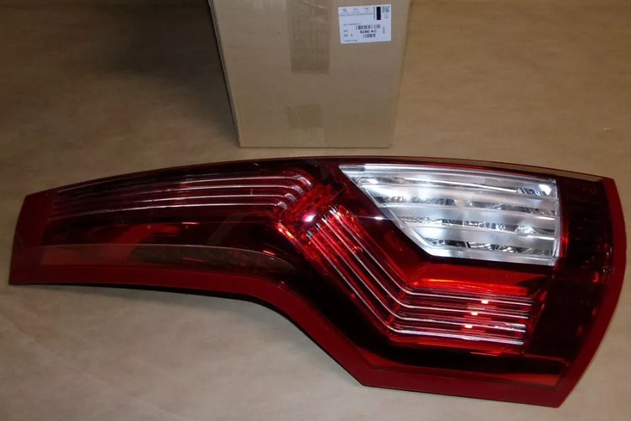 Feu arriere gauche Citroen C4 Grand Picasso I pour reparer phare casse