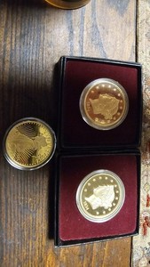 Lot Of 3 GOLD COINS COMMORATIVE, PLATED IN 1 OZ GOLD PROTECTIVE CASE.
