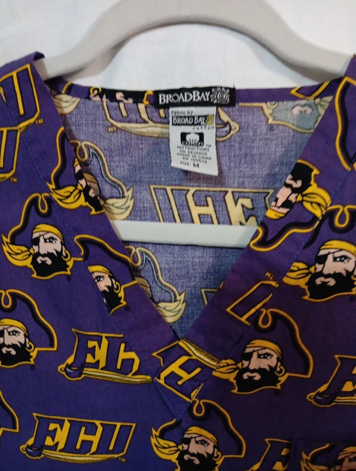 Blusa Médica East Carolina University M 40-42" Pecho, Largo 27" Púrpura Dorado Pirata Foto 2 de 4