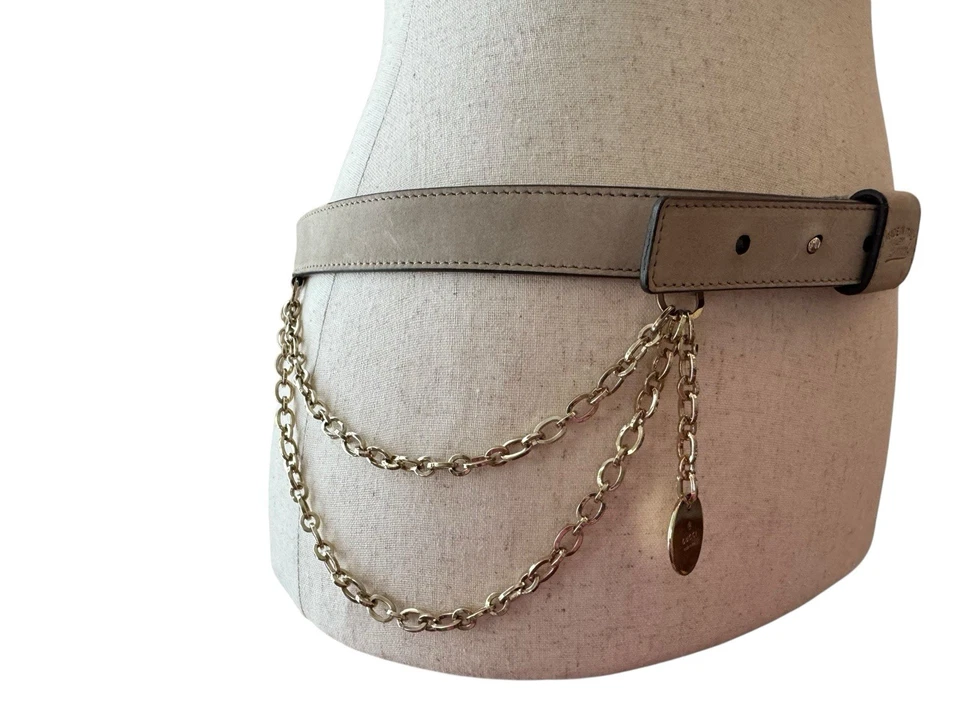 Cinturón de cuero Gucci con detalle de cadena, herrajes beige y dorado, pre amado Foto 3 de 4