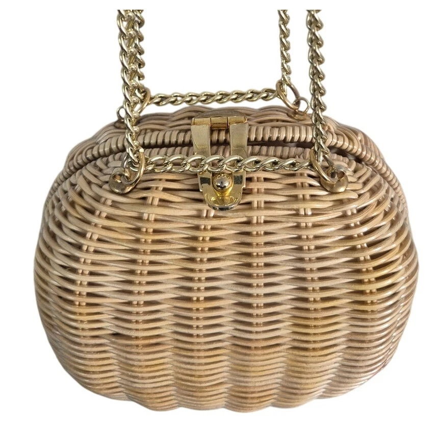 Cartera pequeña de mimbre natural Magid vintage años 60 cadena dorada correa para el hombro  Foto 2 de 4