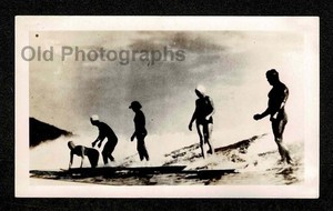 AMAZING FACELESS SURFERS SURFING SURFBOARD RIDING WAVE OLD/VINTAGE PHOTO- H158